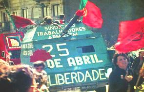 Portugueses nas ruas na comemoração da Revolução dos Cravos
