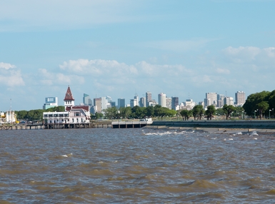 Foto de um rio as margens de uma cidade