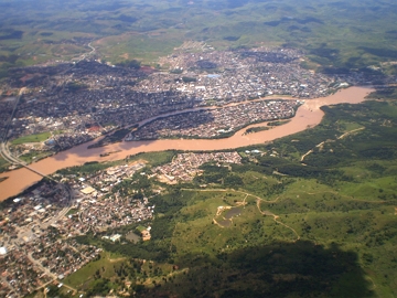 Imagem aérea do rio Doce Imagem aérea do rio Doce na cidade mineira de Governador Valadares