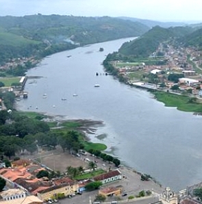 Foto do rio Paraguaçu passando por uma pequena cidade