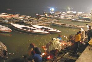 Ritual hindu nas margens do rio Ganges