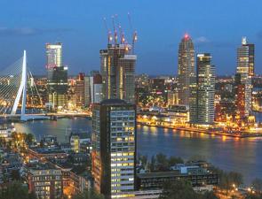 Vista noturna da cidade de Roterdã na Holanda