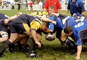 Duas equipes de rugby disputando uma partida