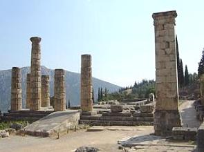 Ruínas do oráculo de Delfos na Grécia