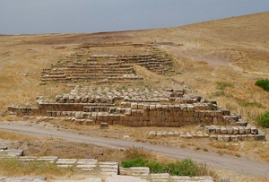 Foto das ruínas de um aqueduto mesopotâmico