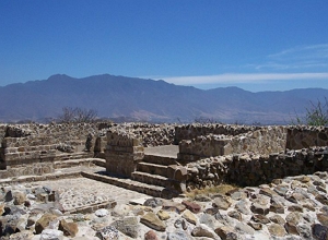 Foto de ruínas de construções da cidade de Monte Albán