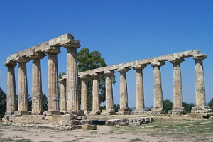 Ruínas do templo da deusa Hera, mostrando apenas as colunas que sobraram