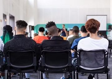 Sala de aula Professor dando aula para alunos numa sala de aula