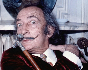 Foto de Salvador Dalí jovem, de bigode e cabelo curto escuro.