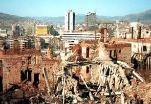Cidade de Saravejo destruída durante a Guerra da Bósnia