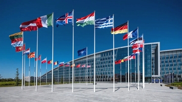 Pr&eacute;dio sede da Otan com as bandeiras dos pa&iacute;ses membros hasteadas.