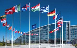 Prédio sede da Otan com as bandeiras dos países membros hasteadas.