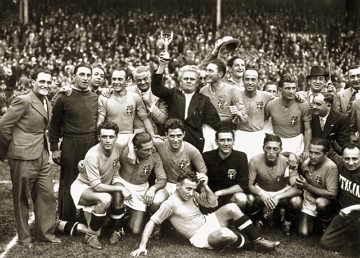 Seleção italiana comemorando a conquista da Copa de 1938 Seleção italiana comemorando a conquista da Copa de 1938