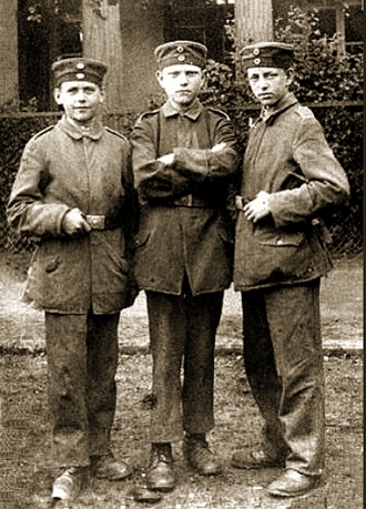 Crianças na Primeira Guerra Mundial Foto com três crianças que particilaram da Primeira Guerra Mundial