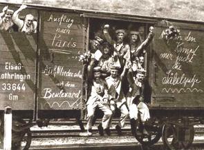Foto de soldados alemães indo de trem para o campo de batalha na 1ª Guerra Mundial