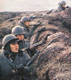Foto de soldados argentinos durante a Guerra das Malvinas