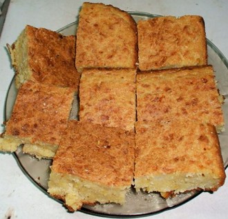 Sopa Paraguaia Foto de pedaços da sopa paraguaia num prato de vidro