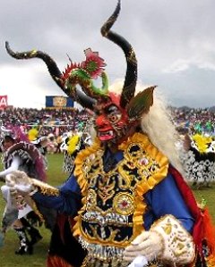 Foto de uma pessoa caracterizada do ser mitológico inca Supay.