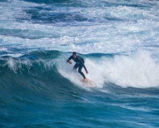 Foto de um surfista numa onda tranquila