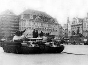 Tanques do Pacto de Varsóvia durante a Primavera de Praga