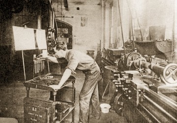 Taylorismo Foto de um mecânico trabalhando numa empresa de Taylor