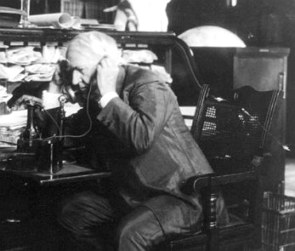 Foto de Thomas Edison falando ao telefone