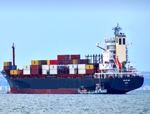 Navio de carga no mar com vários containers