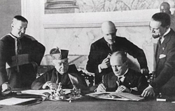 Papa Pio XI e Mussolini assinando o Tratado de Latrão em 1929