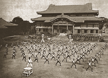 Foto de 1938 mostrando um treinamento coletivo de Karatê na cidade japonesa de Okinawa Foto de 1938 mostrando um treinamento coletivo de Karatê na cidade japonesa de Okinawa