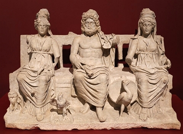 Tríade Capitolina Estátuas de 3 divindades romanas sentadas