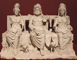 Estátuas de 3 divindades romanas sentadas