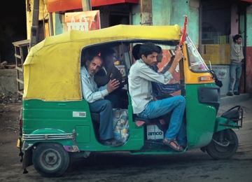 Tuk tuk, meio de transporte muito utilizado na &Iacute;ndia