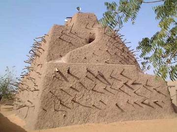 Túmulo de Áskia Foto de um túmulo de cor de barro claro em formato triangular