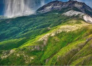 Foto de uma região montanhosa com vegetação de tundra