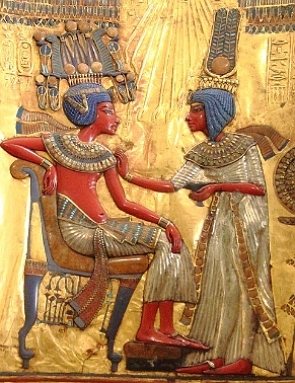 Relevo com fundo dourado mostrando as figuras de Tutancamon e sua esposa