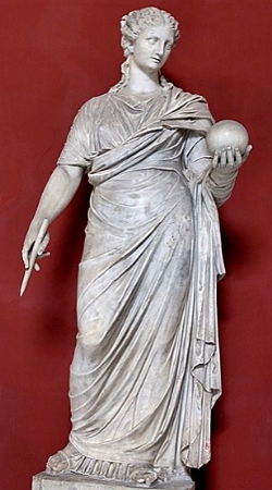 Estátua de mármore de uma mulher segurando uma bola