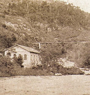 Foto antiga de uma usina hidrelétrica