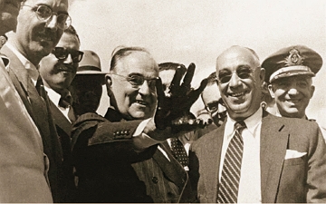 Presidentes Vargas Getúlio Vargas com a mão suja de petróleo