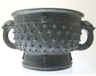 Foto de um vaso de bronze de cor escura
