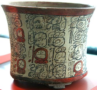 Foto de um vaso de cerâmica decorado com a escrita maia