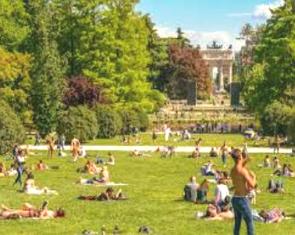 Pessoas num parque da Alemanha num dia quente de verão