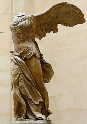 Escultura de uma mulher com asas, porém sem a cabeça.
