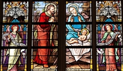 Vitral de igreja católica retratando o nascimento de Jesus