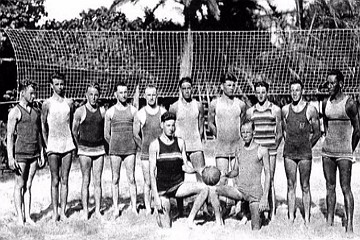 Foto antiga de 1915 mostrando jogadores de Vôlei de Praia Foto antiga de 1915 mostrando jogadores de Vôlei de Praia