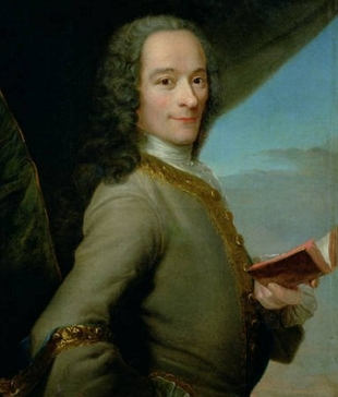 Retrato pintado do filósofo francês Voltaire segurando um pequeno caderno