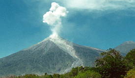 Foto de um vulcão em erupção