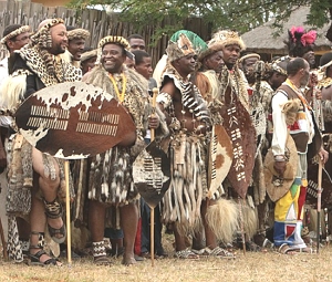 Foto de zulus atuais se preparando para uma dança